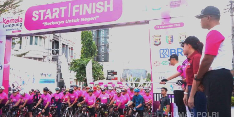 Foto Ketua Bhayangkari Lepas Peserta City Ride to Tour of Kemala