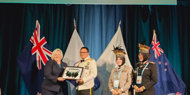 kapolri-raih-penghargaan-dari-iawp-komitmen-penyetaraan-gender-diakui-dunia-41