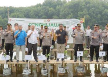 Divisi Humas Polri Menanam Mangrove untuk Pelestarian Lingkungan di HUT ke-72 Humas Polri