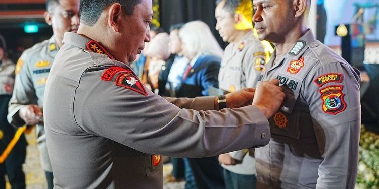 Bripka Nasrul Ikhwan Raih Penghargaan Pin Emas dari Kapolri