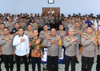 Foto Bersama Kapolda Papua, Irjen Pol Mathius D. Fakhiri, S.I.K., Sahli Sosbud Kapolri, Irjen Pol. Drs. Hendro Pandowo, M.Si., Penasehat Ahli Kapolri Bidang HAM, Nurcholis, S.H., M.H, Kabag HAM Divkum Polri, Kombes Pol. Esmed Eryadi, S.H., S.I.K., M.M., para PJU Polda Papua dan Kapolres/ta Jajaran melalui zoom meeting serta seluruh peserta Sosialisasi Penyegaran Hak Asasi Manusia bagi anggota Polri, Kamis (9/11/2023)