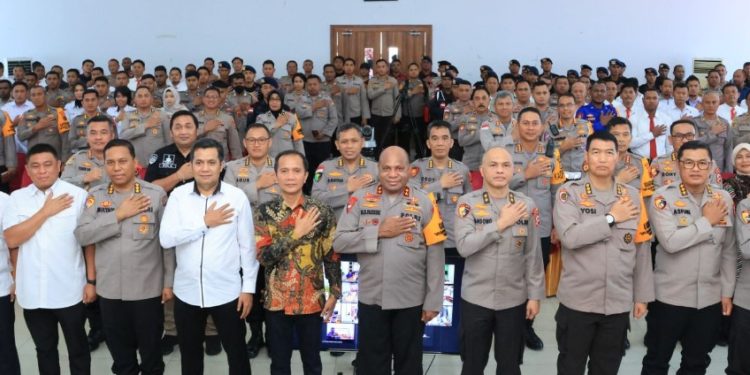 Foto Bersama Kapolda Papua, Irjen Pol Mathius D. Fakhiri, S.I.K., Sahli Sosbud Kapolri, Irjen Pol. Drs. Hendro Pandowo, M.Si., Penasehat Ahli Kapolri Bidang HAM, Nurcholis, S.H., M.H, Kabag HAM Divkum Polri, Kombes Pol. Esmed Eryadi, S.H., S.I.K., M.M., para PJU Polda Papua dan Kapolres/ta Jajaran melalui zoom meeting serta seluruh peserta Sosialisasi Penyegaran Hak Asasi Manusia bagi anggota Polri, Kamis (9/11/2023)