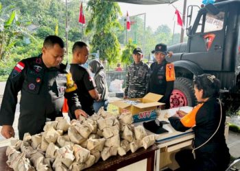 Brimob Polda NTT Salurkan Bantuan Korban Erupsi Gunung Lewotobi di Flores Timur