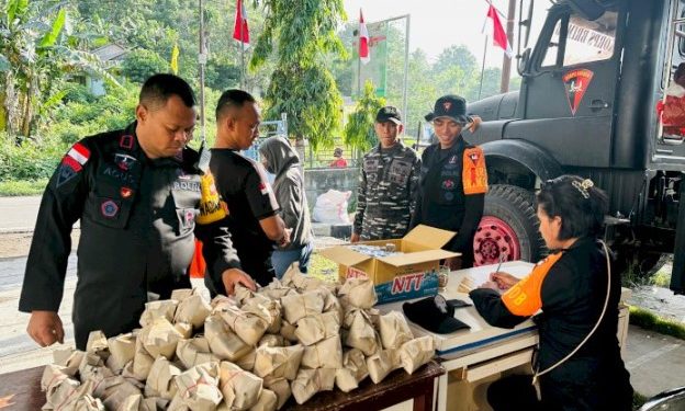 Brimob Polda NTT Salurkan Bantuan Korban Erupsi Gunung Lewotobi di Flores Timur