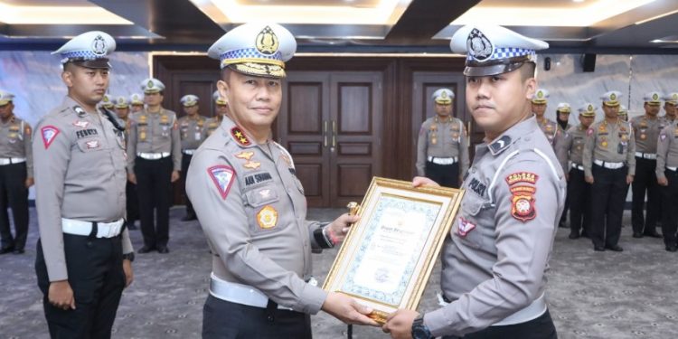 Foto Bripda Novandro Anggota Yang Korbankan Sepeda Motornya Untuk Cegah Terjadinya Laka Lantas