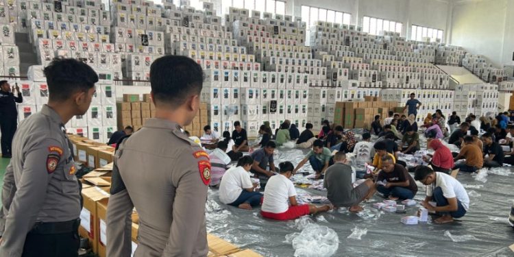 Polisi Amankan Proses Pelipatan Surat Suara Jelang Pemilu 2024 di Indonesia
