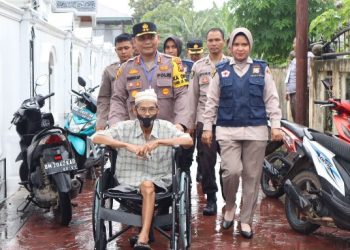 Kapolres Kuantan Singingi Bantu Lansia Disabilitas Ikuti Pemilu