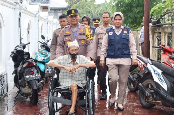 Kapolres Kuantan Singingi Bantu Lansia Disabilitas Ikuti Pemilu