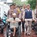 Kapolres Kuantan Singingi Bantu Lansia Disabilitas Ikuti Pemilu
