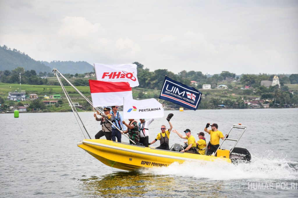 Foto Kapolda Sumut Kibarkan Bendera Merah Putih Pada Acara F1 Powerboat
