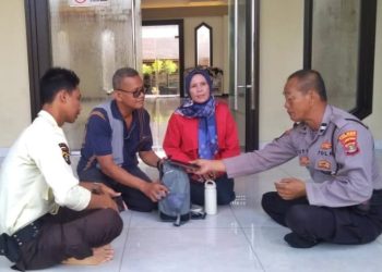 Aiptu Supriyanto, anggota polisi yang kembalikan tas pemudik berisikan uang (foto: dok ist)