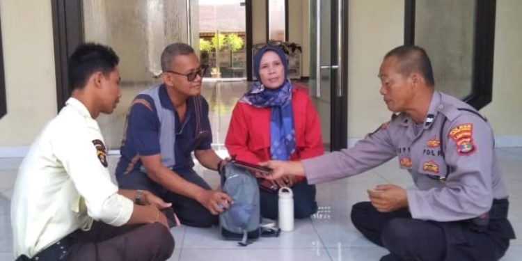 Aiptu Supriyanto, anggota polisi yang kembalikan tas pemudik berisikan uang (foto: dok ist)
