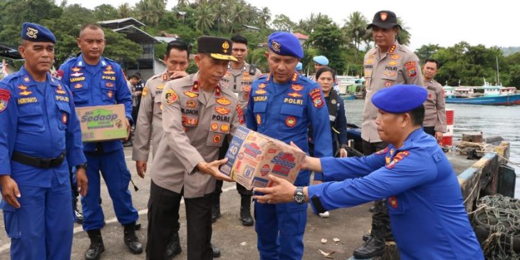 Foto Wakapolda Sulut Turun Tangan Bantu Warga Terdampak Erupsi Gunung Ruang Sulut