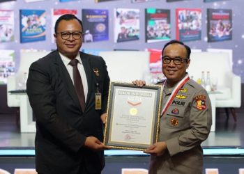 Penghargaan diberikan Direktur Marketing Muri Awan Rahargo kepada Irjen Dedi di lokasi Rapat Kerja Teknis (Rakernis) SSDM Polri, Hotel Sheraton, Jakarta Selatan (Jaksel),