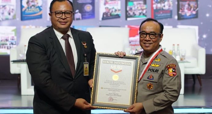 Penghargaan diberikan Direktur Marketing Muri Awan Rahargo kepada Irjen Dedi di lokasi Rapat Kerja Teknis (Rakernis) SSDM Polri, Hotel Sheraton, Jakarta Selatan (Jaksel),