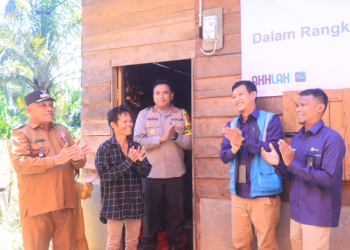 Kapolres Subulussalam AKBP Yhogi Hadisetiawan melaksanakan kegiatan pemasangan listrik secara gratis kepada warga yang membutuhkan bertempat di Dusun maghfirah, Desa Subulussalam Utara Kecamatan Simpang Kiri Kota Subulussalam
