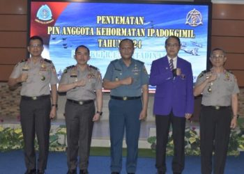 Kapusdokkes Polri Terima Pin Kehormatan dari Ikatan Kedokteran Gigi Militer