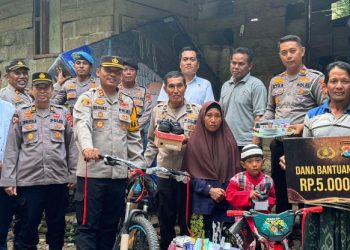 PJU Polres Mamuju Tengah dan Kapolsek Pangale, mengunjungi rumah Firdaus dan memberikan berbagai bantuan, Rabu (17/7/2024).