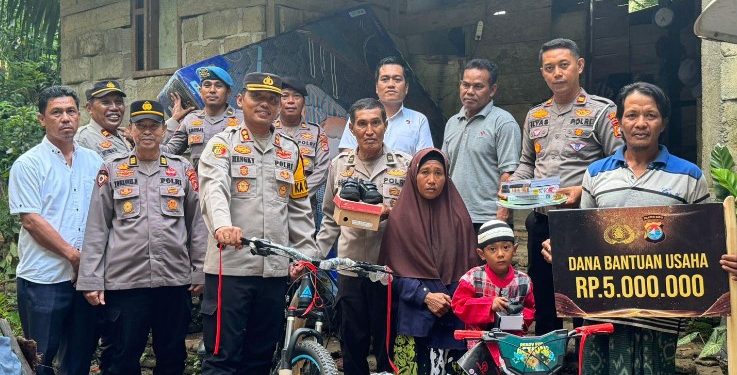 PJU Polres Mamuju Tengah dan Kapolsek Pangale, mengunjungi rumah Firdaus dan memberikan berbagai bantuan, Rabu (17/7/2024).