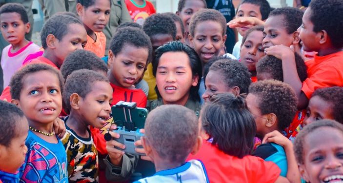 Kegiatan Bripda Ragil dengan anak-anak Papua