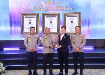 Museum Rekor Indonesia (Muri) memberikan penghargaan kepada Assessment center Polri Bag Kompeten Biro Binkar SSDM Polri, Rabu (16/10/2024).
