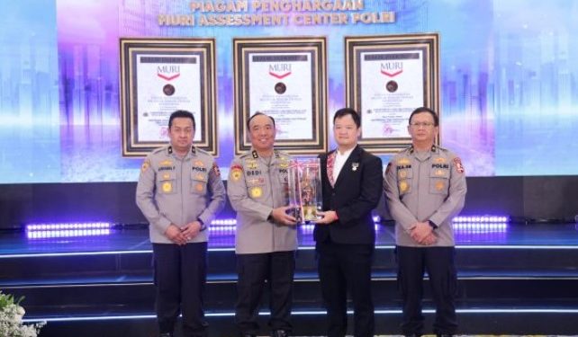 Museum Rekor Indonesia (Muri) memberikan penghargaan kepada Assessment center Polri Bag Kompeten Biro Binkar SSDM Polri, Rabu (16/10/2024).
