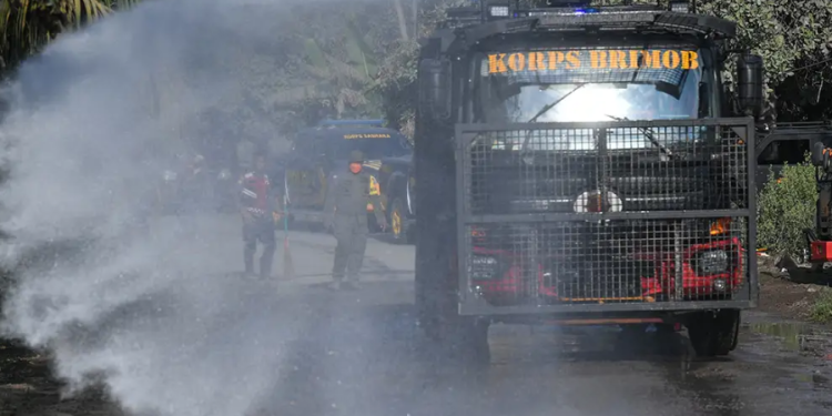 pembersihan material vulkanik Gunung Lewotobi