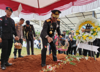 upacara pemakaman Kompol Anumerta Ryanto Ulil Anshar