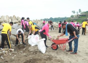 Gotong Royong Bersih Pantai Pelabuhan Ratu