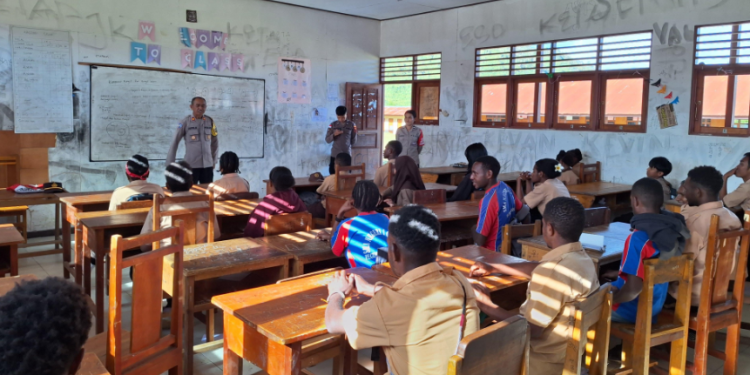 Edukasi Lalu Lintas untuk Anak Sekolah di Pegunungan Bintang