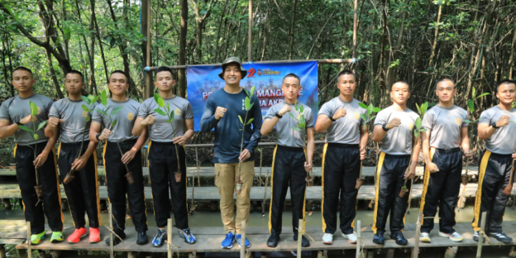 penanaman 100 pohon bakau di Jakarta Utara