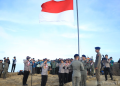 pengibaran bendera merah putih di puncak Gunung Ciremai