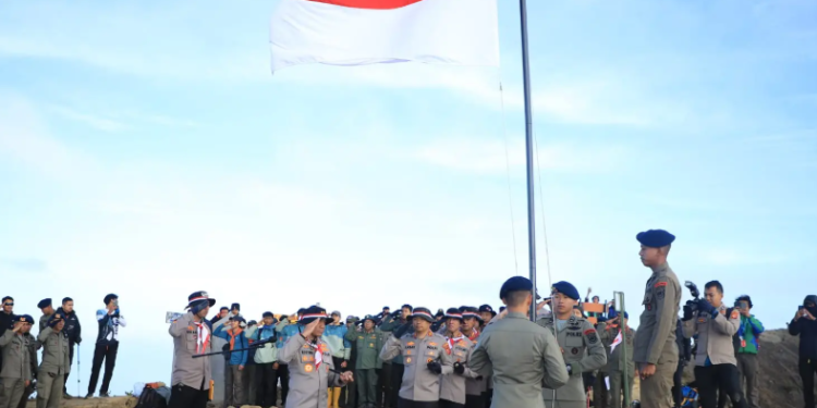 pengibaran bendera merah putih di puncak Gunung Ciremai