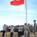 pengibaran bendera merah putih di puncak Gunung Ciremai