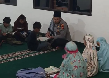Aipda Roby jadi guru ngaji anak-anak di Pengalengan