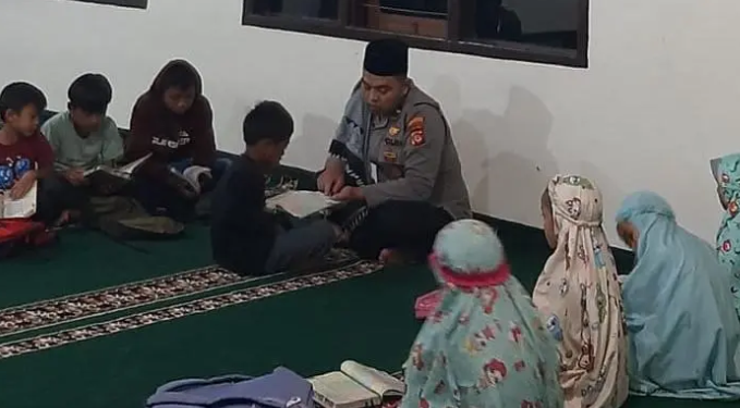 Aipda Roby jadi guru ngaji anak-anak di Pengalengan