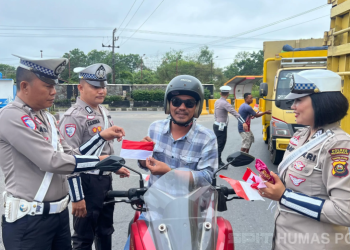 Gerakan Polantas Menyapa Setangkai Mawar untuk Negeri