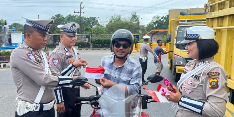 Gerakan Polantas Menyapa Setangkai Mawar untuk Negeri