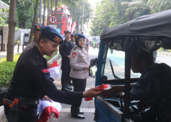 aksi simpatik pembagian bendera merah putih di Jakarta