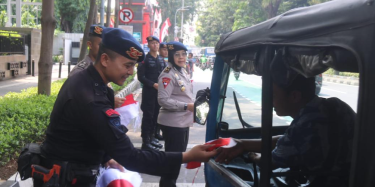 aksi simpatik pembagian bendera merah putih di Jakarta