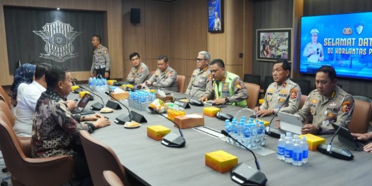Kakorlantas Polri Irjen Pol Agus Suryonugroho (tengah, rompi hijau) saat menggelar rapat kerja bersama Ditjen Hubdat dan Kementerian P
