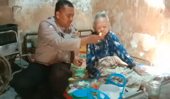 ketulusan hati Bripka Aditya Rawat lansia