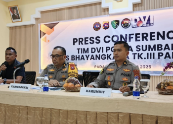 proses identifikasi korban banjir bandang dan longsor di Sumatera Barat