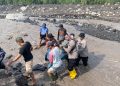 Polisi Evakuasi Warga Terdampak Banjir Lahar Semeru di Lumajang