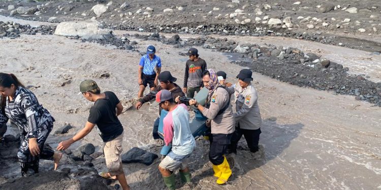 Polisi Evakuasi Warga Terdampak Banjir Lahar Semeru di Lumajang