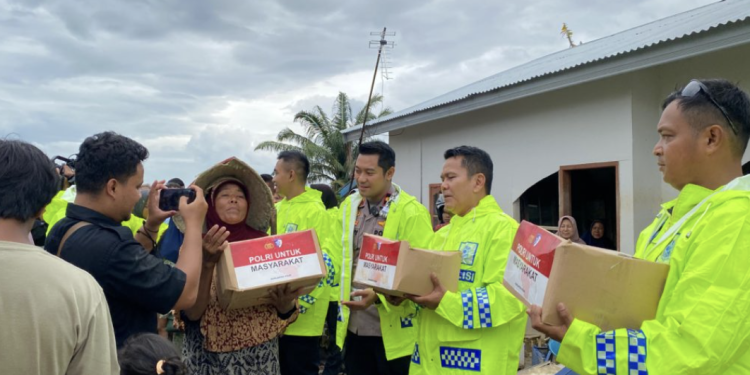 Korlantas Polri salurkan bantuan korban banjir Aceh Tamiang