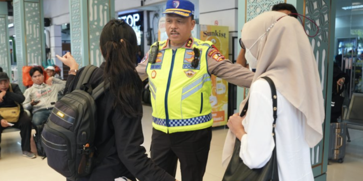 volume kendaraan keluar Jakarta menjelang arus puncak Natal 2025