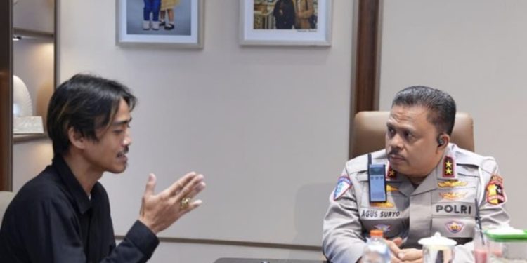 Viral Aksi Heroik di Tol Japek, Kakorlantas Beri Penghargaan ke Sopir Truk